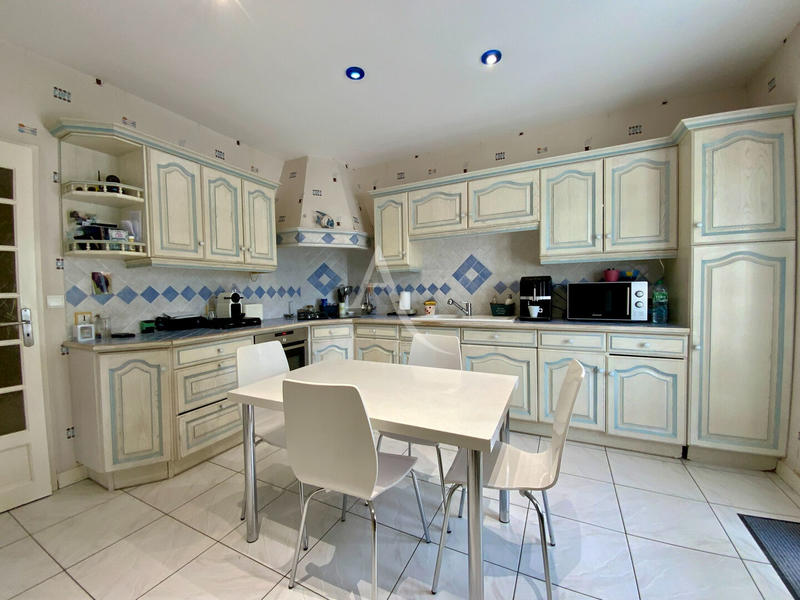 Maison - 274 m² - 9 pièces