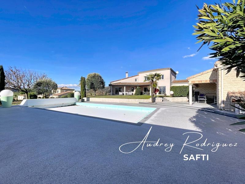 Maison - 220 m² - 8 pièces