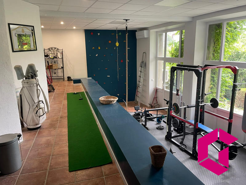 Maison - 337 m² - 9 pièces