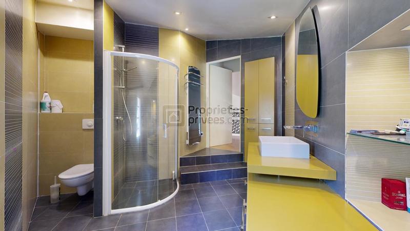 Maison - 250 m² - 6 pièces