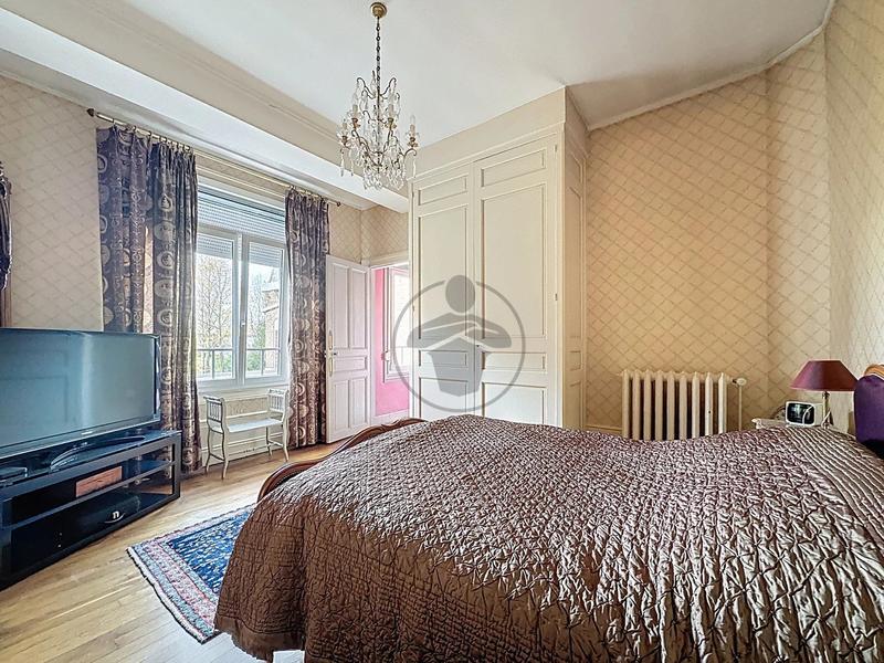 Maison - 250 m² - 9 pièces