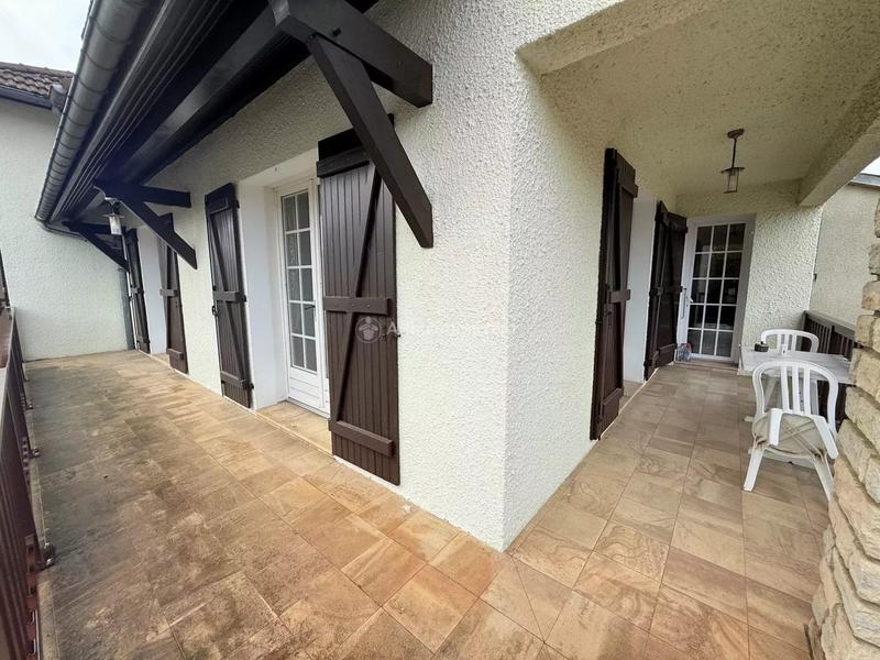 Maison - 218 m² - 9 pièces