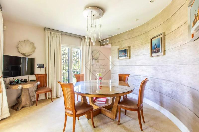 Villa - 247 m² - 6 pièces