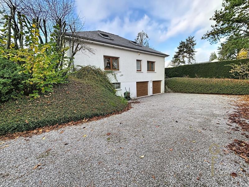 Maison - 242 m² - 7 pièces