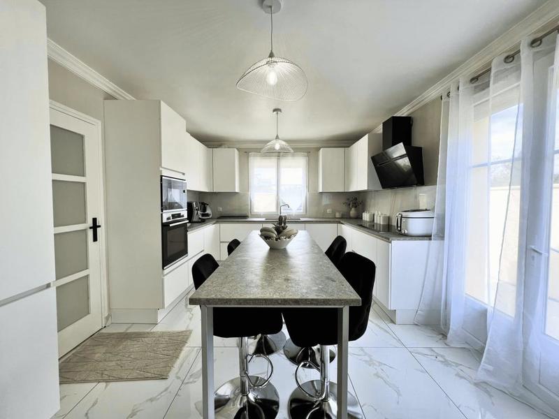 Maison - 220 m² - 8 pièces