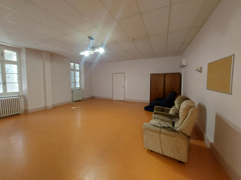 Maison - 1 083 m² - 44 pièces