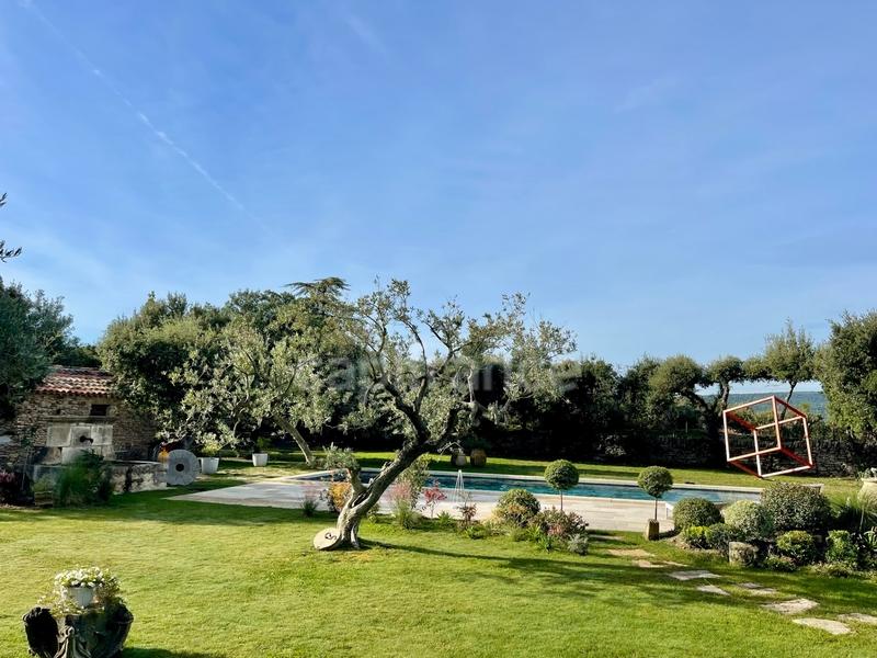 Maison - 240 m² - 7 pièces