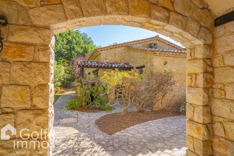 Maison - 300 m² - 8 pièces