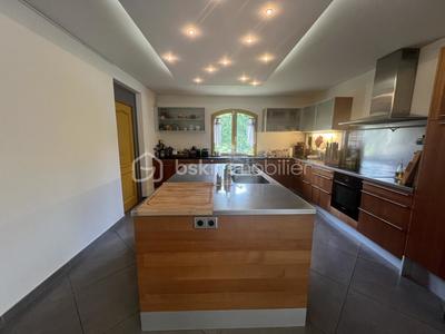 Demeure - 250 m² - 6 pièces