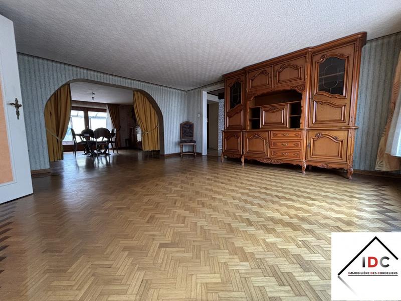 Maison - 202 m² - 6 pièces