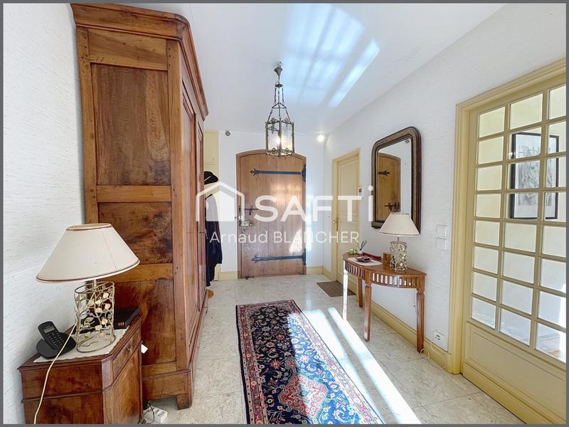 Maison - 230 m² - 8 pièces