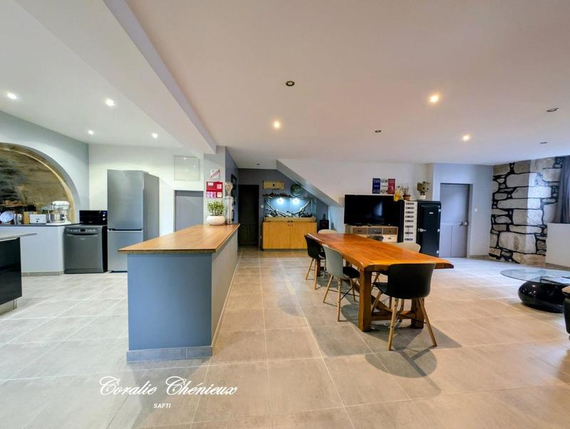 Maison - 240 m² - 11 pièces