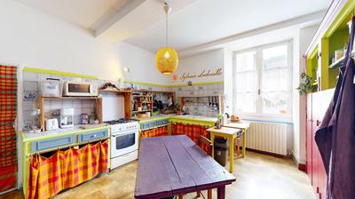 Maison - 330 m² - 9 pièces