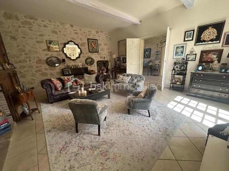 Propriété - 597 m² - 8 pièces