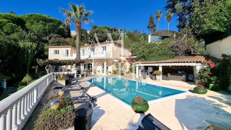 Villa - 230 m² - 9 pièces