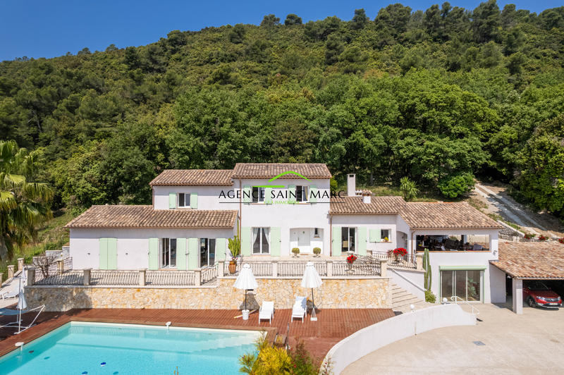 Villa - 235 m² - 6 pièces