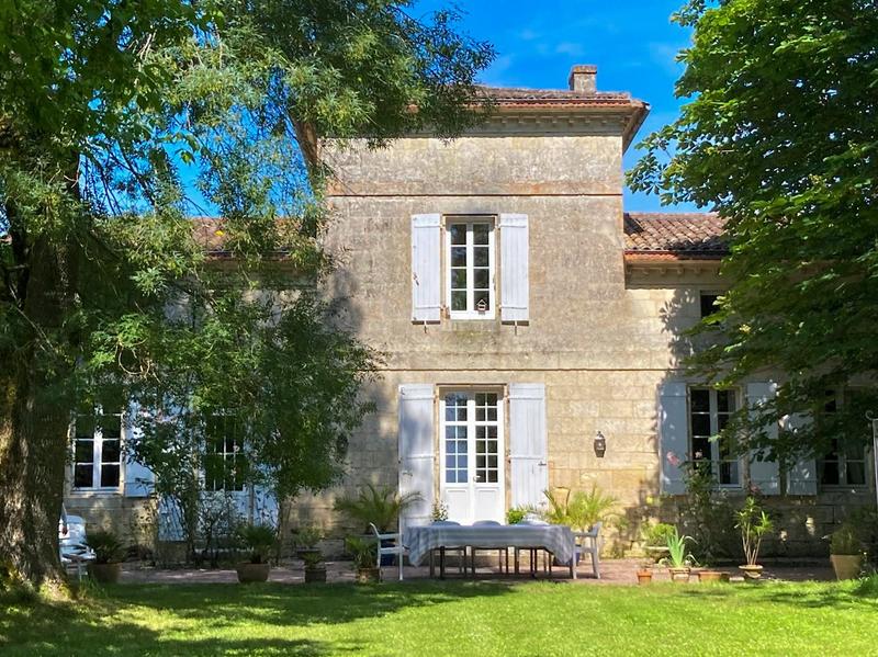 Maison - 225 m² - 9 pièces