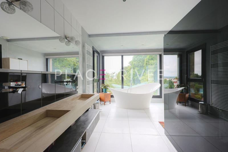 Maison - 390 m² - 8 pièces