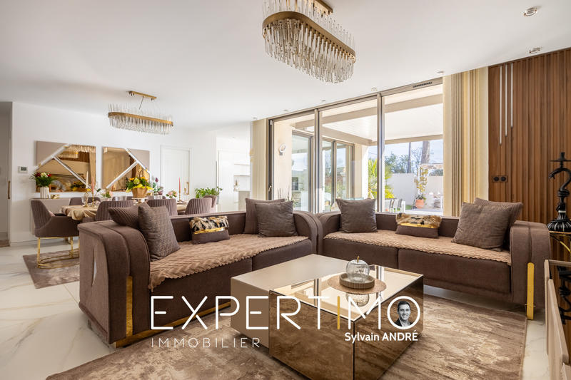 Maison - 230 m² - 9 pièces