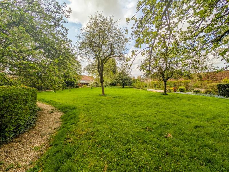 Propriété - 325 m² - 13 pièces