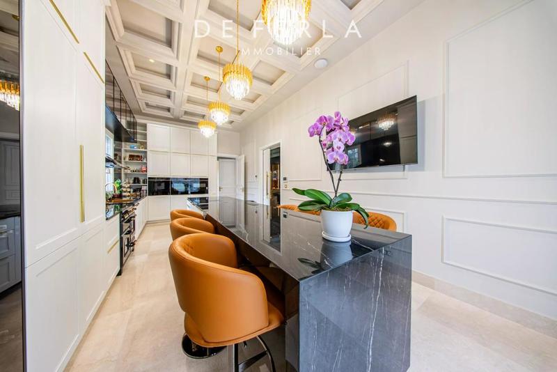 Villa - 1 200 m² - 12 pièces