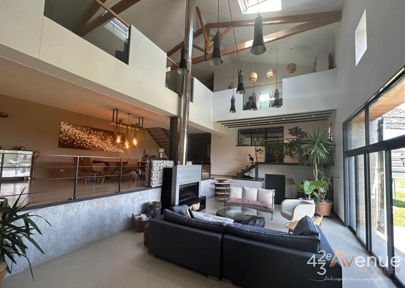 Maison - 375 m² - 9 pièces