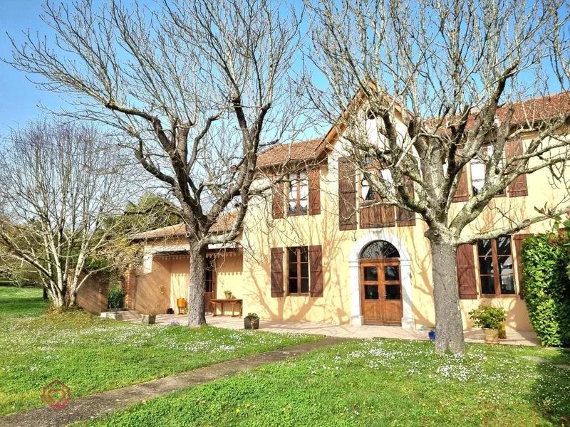 Maison - 212 m² - 12 pièces