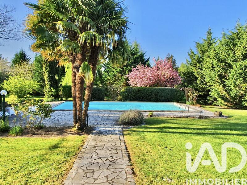 Maison - 247 m² - 7 pièces