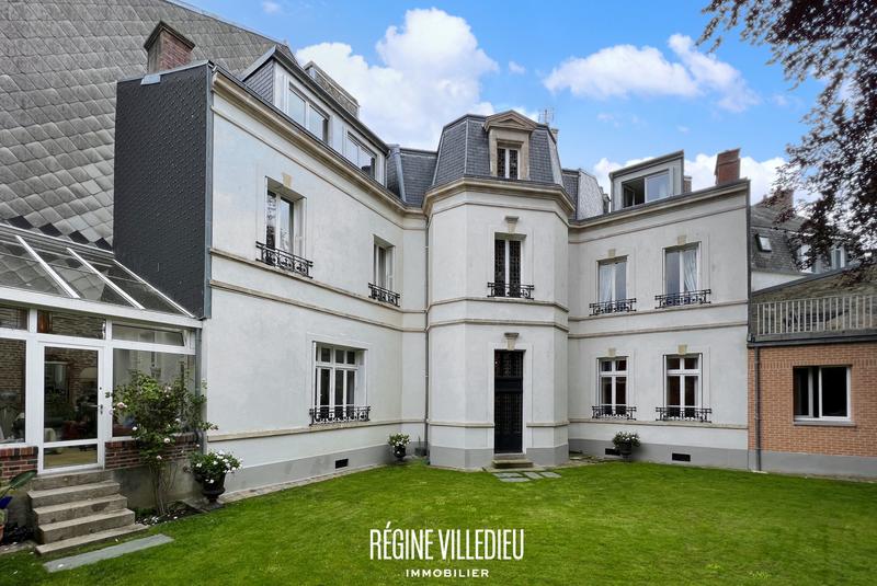 Maison - 372 m² - 11 pièces