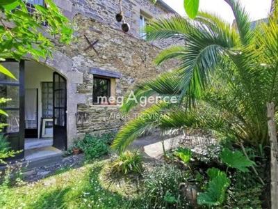 Maison - 225 m² - 11 pièces