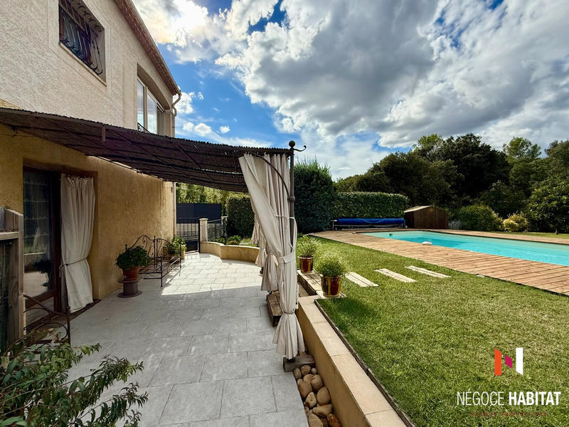 Maison - 220 m² - 8 pièces