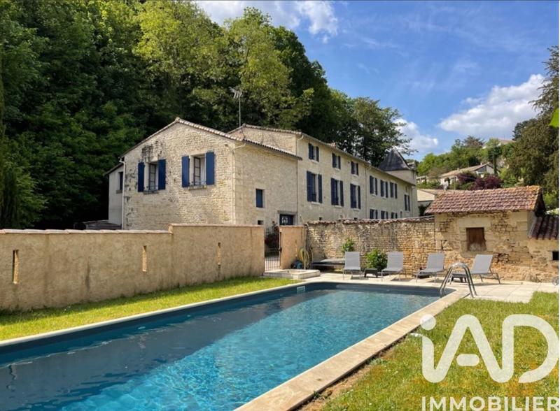 Maison - 370 m² - 18 pièces