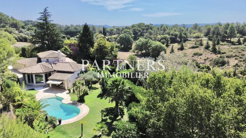 Maison - 240 m² - 9 pièces