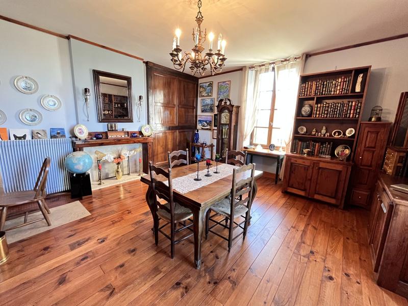 Maison traditionnelle - 290 m² - 7 pièces