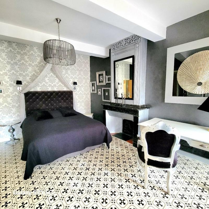 Maison - 480 m² - 12 pièces