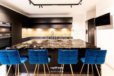 Maison - 243 m² - 8 pièces