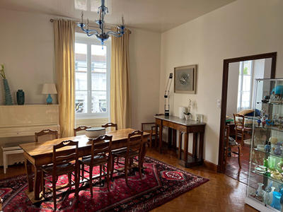 Maison - 221 m² - 6 pièces
