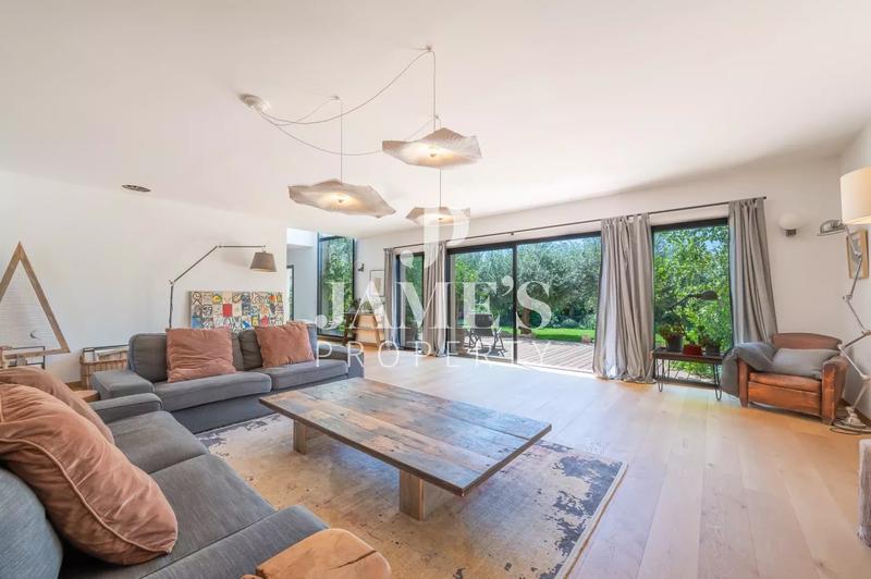 Maison - 250 m² - 6 pièces