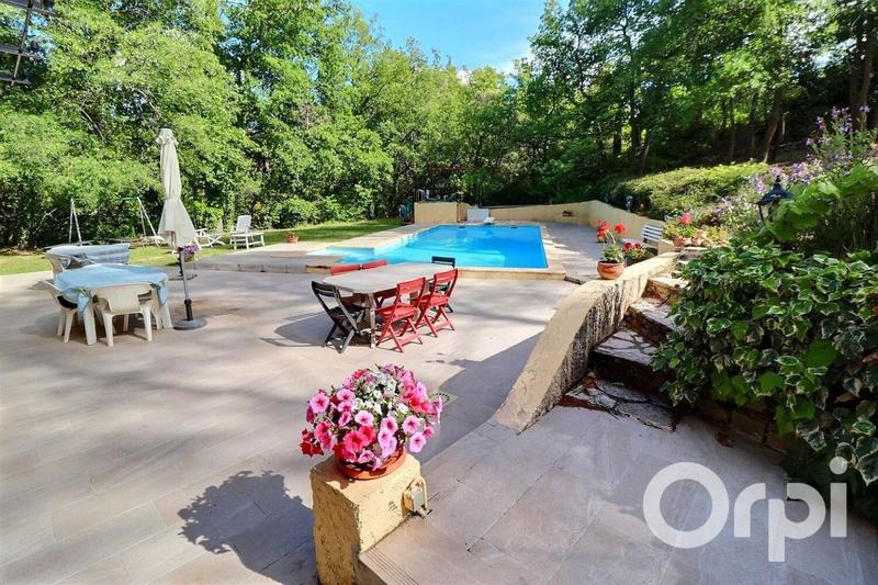 Maison - 247 m² - 7 pièces