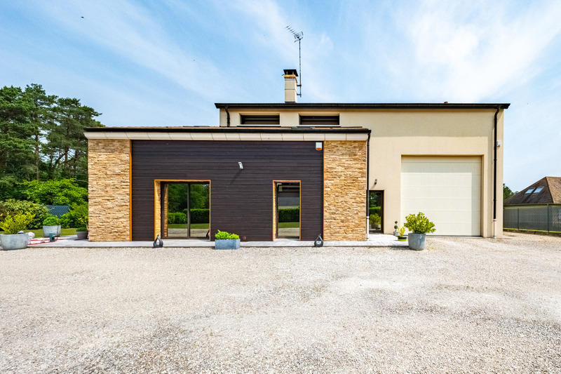 Maison - 230 m² - 8 pièces