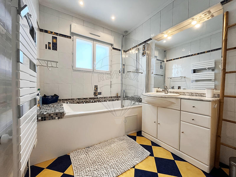 Maison - 207 m² - 8 pièces