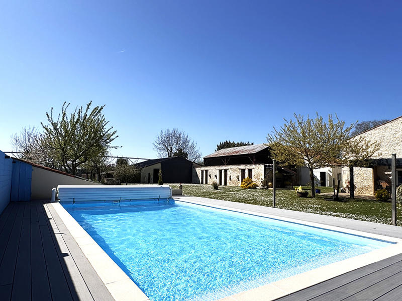 Maison - 470 m² - 6 pièces