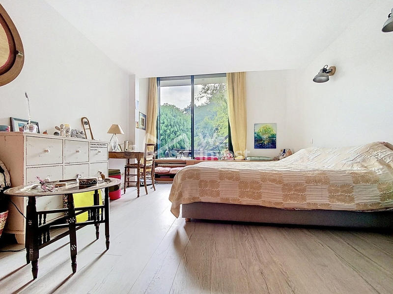 Maison - 247 m² - 11 pièces