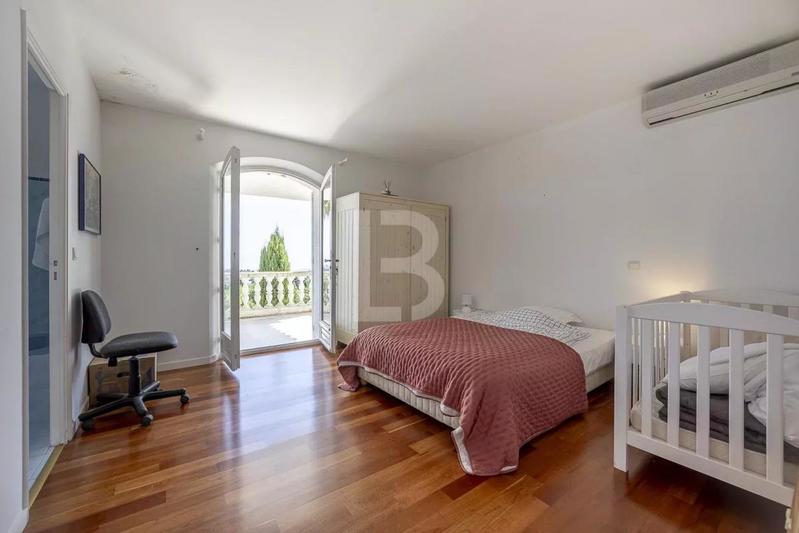 Maison - 263 m² - 7 pièces