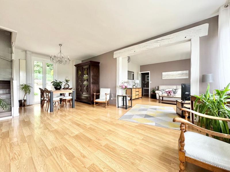 Maison - 219 m² - 8 pièces