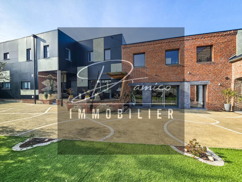 Maison - 260 m² - 10 pièces