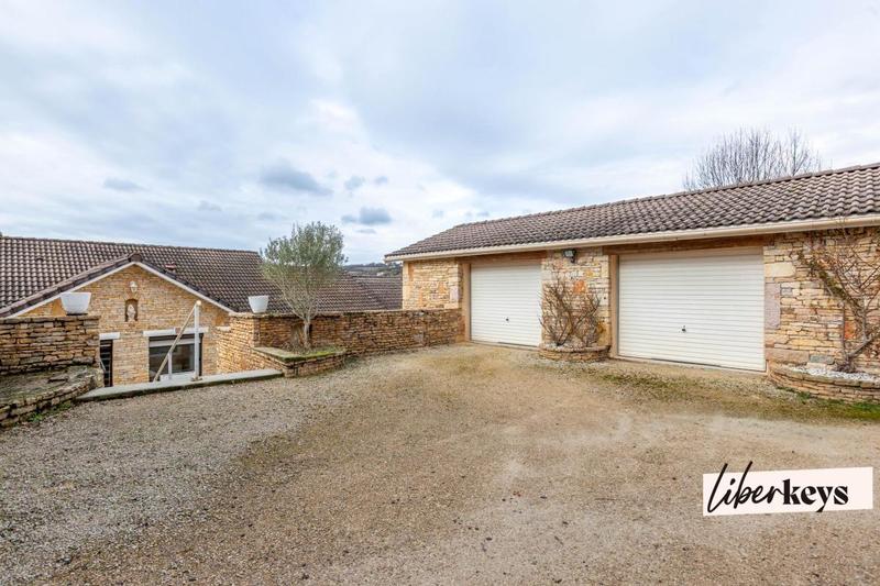 Propriété - 222 m² - 8 pièces