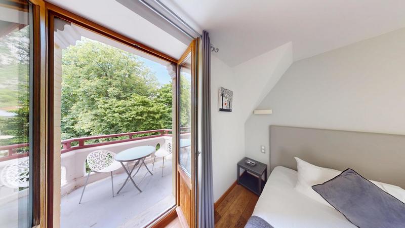 Maison - 1 000 m² - 16 pièces