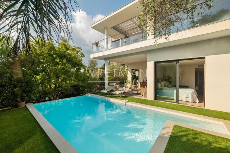 Villa - 242 m² - 6 pièces