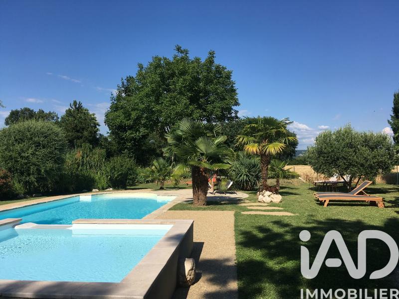 Maison - 1 200 m² - 37 pièces